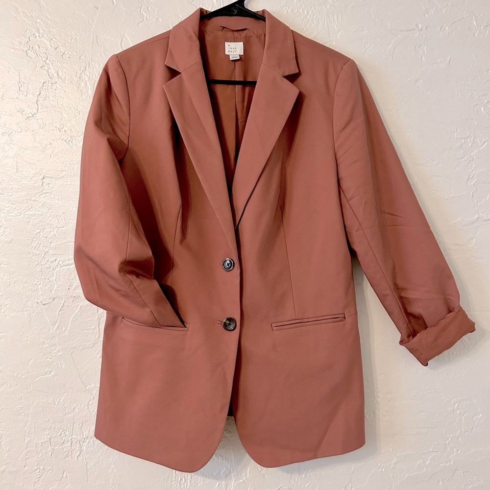 Beautiful blazer salmon/brown. Very well kept. Semi new.